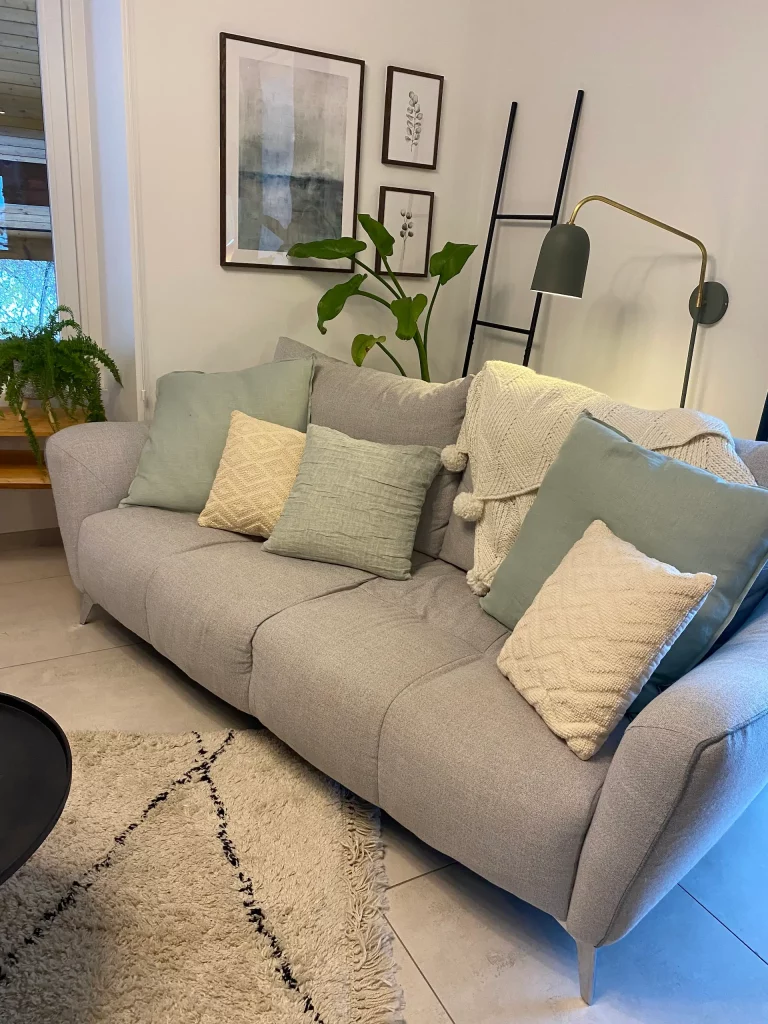 Décoration salon gris et vert d’une maison à Contamine-sur-Arve