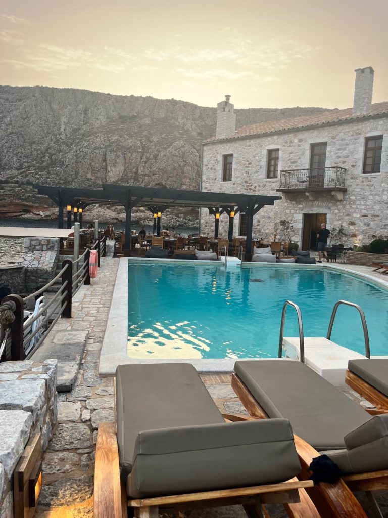 La piscine de l'hôtel Kyrimai à Gerolimenas