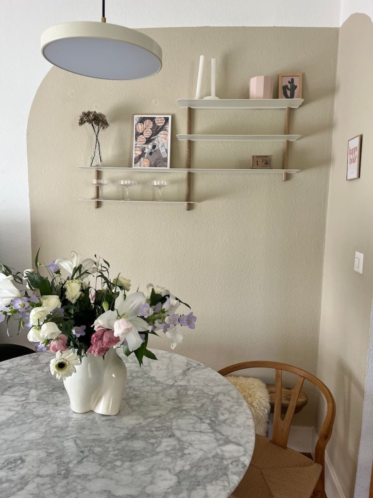 Salle-à-manger élégante marbre et bois